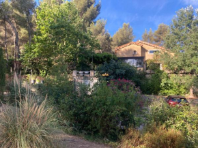 Maison de charme avec piscine et jacuzzi dans cadre exceptionnel proche Marseille